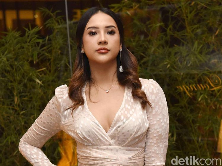 Hujan-hujan Ditemani Anya Geraldine