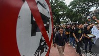 Mereka berjalan bersama dari Taman Aspirasi ke kantor SETKAB RI.