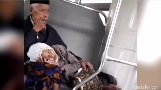 Video nenek tidur di pangkuan kakek dalam KA Prameks.