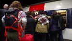 Ada Mogok Kerja Massal, Warga Menumpuk di Stasiun Kereta Paris