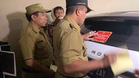 Mobil mewah yang tunggak pajak ditempeli stiker. 