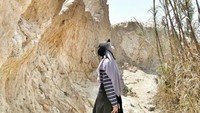 Kandang Godzilla dengan tebing-tebing indahnya cocok untuk traveler yang suka foto-foto. Dahulu kawasan ini merupakan bekas penambangan pasir (Dinda Friana/dTraveler)
