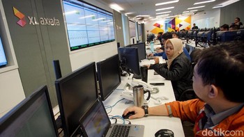 Beginilah kondisi dan suasana ruang kerja pemantau jaringan XL seluruh Indonesia yang berada di XL Aiata Tower.