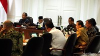 Jokowi pun sempat menyinggung terkait Kartu Pra-Kerja. Mantan Gubernur DKI Jakarta itu menegaskan Kartu Pra-Kerja bukan program untuk menggaji pengangguran. Jokowi menjelaskan Kartu Pra-Kerja merupakan program pelatihan vokasi. Program ini ditujukan bagi para pencari kerja dan pekerja yang terkena PHK.