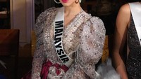 Shweta mewakili Malaysia di ajang Miss Universe 2019. Sebelumya ia mendapat penghargaan Miss Malaysia World 2016 dan Miss Universe Malaysia 2019. Foto: Instagram shweta_sekhon_