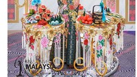 Namanya jadi sorotan karena Shweta sempat dinobatkan sebagai pemenang kostum nasional terbaik. Ia memakai kostum bertema Peranakan Indulgence dengan kue-kue khas peranakan yang menemaninya. Foto: Instagram shweta_sekhon_