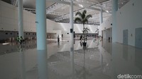 Terminal baru juga ditunjang dengan 42 unit konter check-in, 3 conveyor belt, dan ruang tunggu seluas 5.185 meter persegi.