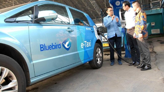 Blue Bird menghadirkan tambahan 200 unit kendaraan listrik di tahun 2020. Kini makin banyak taksi listrik yang mengaspal di jalan.