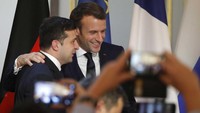 Presiden Ukraina Volodymyr Zelenskiy berbincang dengan Emmanuel Macron. Charles Platiau/Pool via AP.