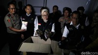 Kepala Badan POM Penny K. Lukito memeriksa pangan ilegal dari kardusnya.