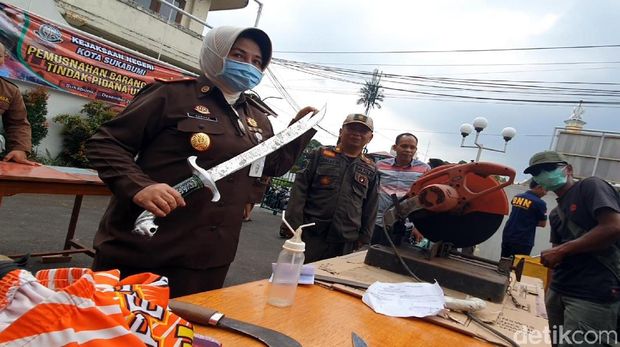 Bong Bentuk Dot Bayi hingga Pedang Tulisan Arab Dimusnahkan Kejari