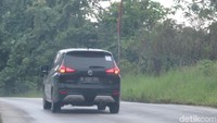 Dalam perjalanan bersama Nissan Livina di ibu kota baru, kami menuju objek wisata Bukit Bangkirai dari Samarinda. Dari Jalan Soekarno-Hatta atau Jl Balikpapan-Samarinda, kami harus masuk ke Jalan Ahmad Yani atau Jalan Samboja-Sepaku. Kontur Jalan Samboja-Sepaku naik-turun. Kiri-kanan dipenuhi hutan khas Kalimantan.  Foto: Rangga Rahadiansyah