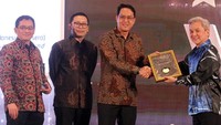 Penghargaan ASEAN Risk Award 2019 itu diberikan langsung oleh Chief Risk Officer of Tenaga Nasional Berhad, Chairman of Malaysian Association of Risk and Insurance Management (MARIM) Malaysia Lim Tong Kang di Bali. Foto: dok. PII