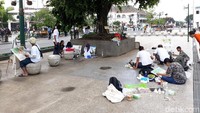 Seperti tadi pagi, ada ratusan seniman yang melukis di Malioboro (Pradito Rida Pertana/detikcom)