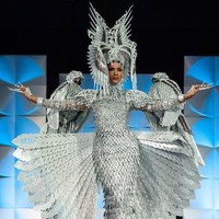 Inilah pemenang kostum nasional terbaik Miss Universe 2019. Adalah Miss Universe Filipina Gazini Ganados yang berhasil meraih gelar juara. Gazini Ganados tampil dengan kostum burung elang Filipina saat kompetisi kostum nasional Miss Universe 2019. Gazini terlihat mengenakan kostum berwarna silver dari ujung kepala sampai kaki. Tubuhnya dibalut gaun dengan detail yang dibuat mirip bulu burung. Dia juga mengenakan sayap dan hiasan kepala yang membuat penampilannya jadi mirip burung. Foto: Facebook Miss Universe