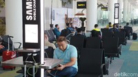 Area atau ruang tunggu penumpang dibuat sangat nyaman lengkap dengan kursi santai dan area untuk mencharge handphone secara cuma-cuma.