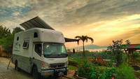 Perjalanan keliling Indonesia yang dilakukan keluarga Kusmajadi itu bertema Unlocking Indonesias Treasure. Instagram @keluarga.kusmajadi.