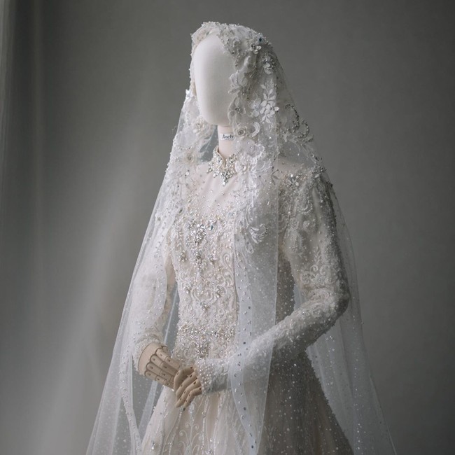 Sekujur gaun tersebut dihiasi detail brokat dan embellishment berkilauan yang membuat penampilan Citra Kirana kian menawan di hari bahagianya. Ukiran-ukiran brokat yang menghiasi gaun turut menyumbangkan kesan romantis. (Foto: Instagram/@citrakirana)