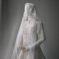 Sekujur gaun tersebut dihiasi detail brokat dan embellishment berkilauan yang membuat penampilan Citra Kirana kian menawan di hari bahagianya. Ukiran-ukiran brokat yang menghiasi gaun turut menyumbangkan kesan romantis. (Foto: Instagram/@citrakirana)