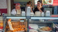 Kedai-kedai makanan akan menjual sesuatu yang dekat dengan Inggris. Misalnya, toko yang menjual gelato akan mengubah namanya menjadi es krim, dan jajanan fish and chips jadi camilannya. (Rossi Thomson/BBC)