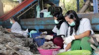 Pekerja memilah-milah tumpukan botol plastik yang baru saja tiba di pelataran unit bisnis daur ulang Roy Pet di Leuwigajah, Kota Cimahi, Bandung Jawa Barat.