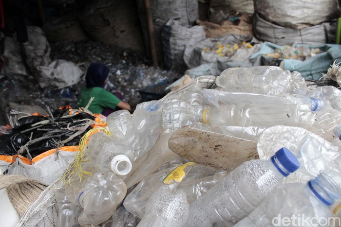 Melihat Proses Daur Ulang Botol Plastik  Air Kemasan Foto 3