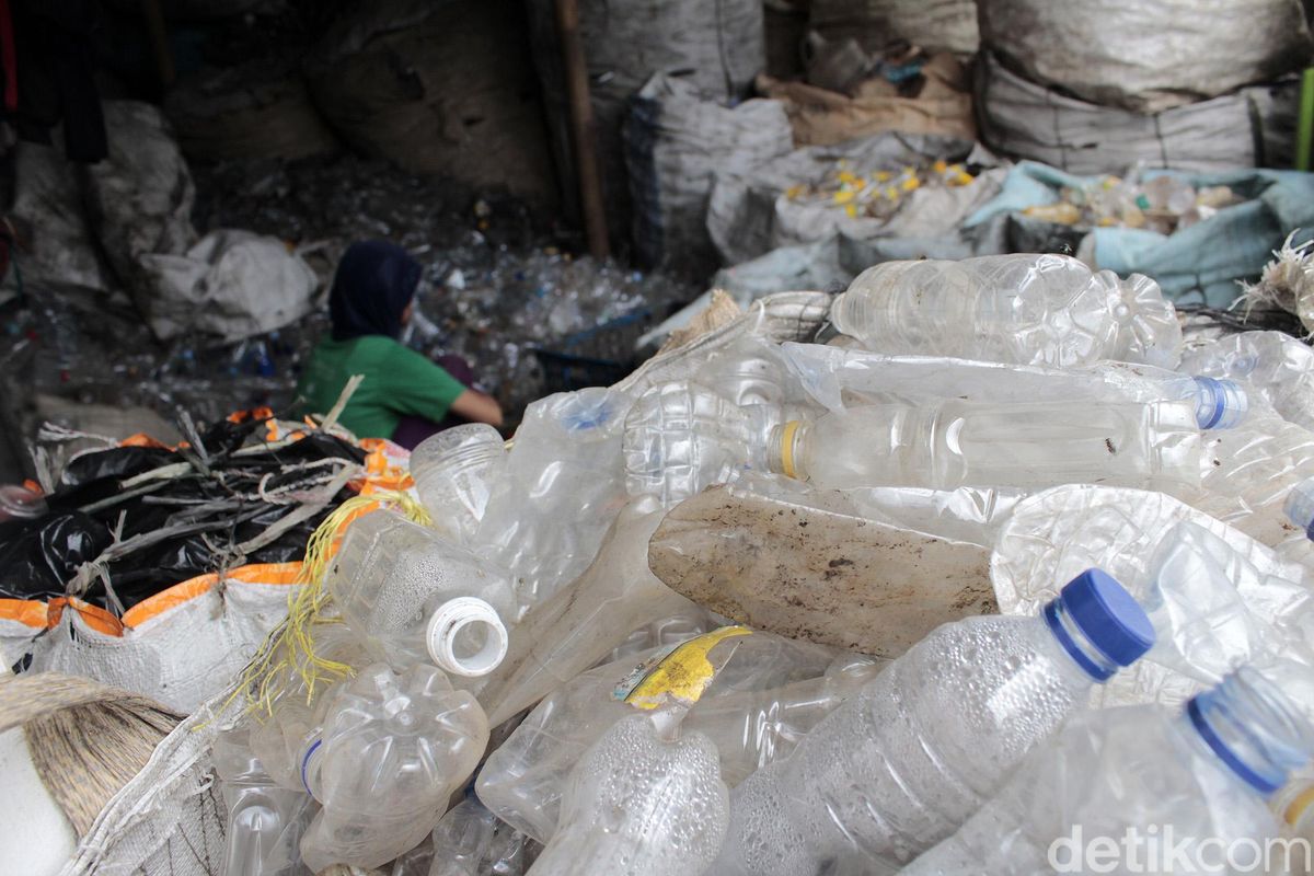 Mengapa Air Minum Kemasan di Indonesia Belum Sepenuhnya Gunakan Plastik  Daur Ulang 100 Persen? - Lifestyle