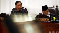 Presiden Joko Widodo (Jokowi) memimpin rapat terbatas (ratas) bersama para menteri di Kantor Presiden, Jakarta, Selasa (10/12/2019).
