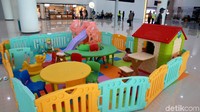 Tak ketinggalan juga ada fasilitas bermain anak. Investasi untuk membangun bandara ini berkisar Rp 2,2 triliun dengan status Bandara Internasional. Dengan kata lain, kini bandara Syamsudin Noor ini siap untuk melayani penerbangan umroh dan haji di Banjarmasin.