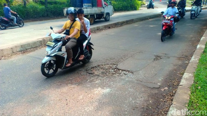 Jalan berlubang di GDC Depok lokasi ustaz Beben kecelakaan ditambal pasir dan batu.