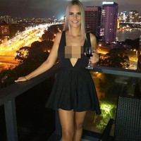 Jaksa penuntut kepolisian John Sharpin mengatakan kepada pengadilan bahwa Monique tidak mendobrak masuk ke toko-toko itu sendiri, tetapi berada di dekatnya di dalam mobil. Pada pukul 1.52 pagi, tiga toko berhasil dibobol. Mereka kemudian kabur dan berkendara sejauh 15 km sebelum akhirnya mencuri toko lain lagi. Foto: Facebook