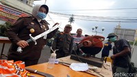 Selain alat penghisap sabu atau bong, Kejari Kota Sukabumi juga turut memusnahkan pedang bertuliskan huruf arab.