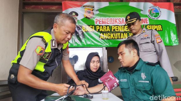 Jelang Nataru, Sopir Bus di Terminal Ciamis Dites Kesehatan-Urine