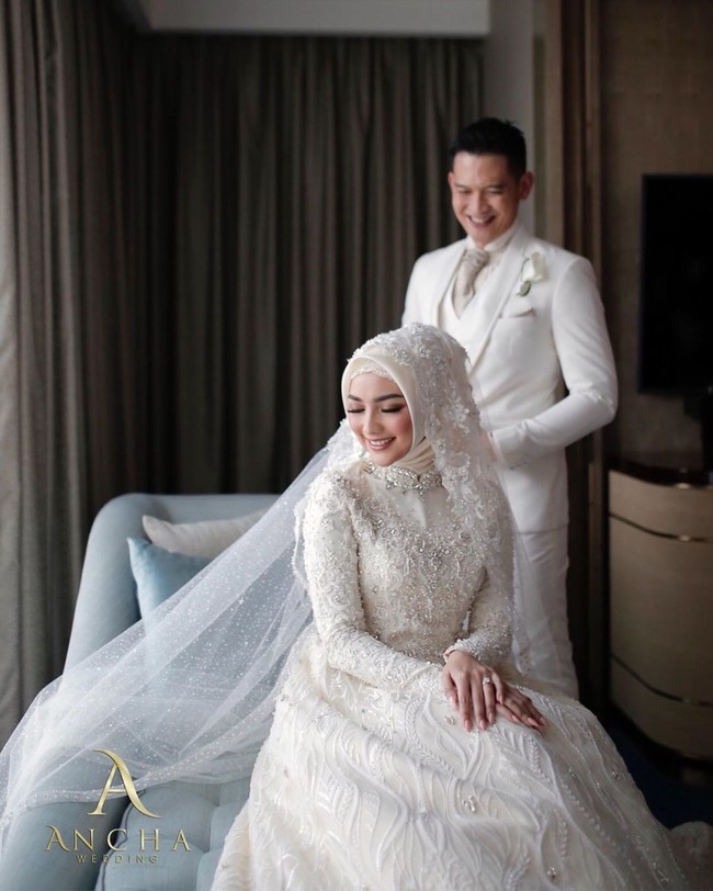 Untuk momen spesial tersebut, Citra Kirana menebar pesonanya dalam balutan busana pengantin berkonsep modern. Gaun putih dengan rok yang bersiluet megar menjadi pilihan bintang serial Tukang Bubur Naik Haji. (Foto: Instagram/@anchawedding)