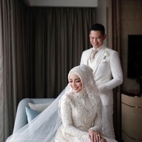 Untuk momen spesial tersebut, Citra Kirana menebar pesonanya dalam balutan busana pengantin berkonsep modern. Gaun putih dengan rok yang bersiluet megar menjadi pilihan bintang serial Tukang Bubur Naik Haji. (Foto: Instagram/@anchawedding)