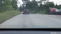 Jalanan di calon ibu kota baru di Jl. Samboja-Sepaku beberapa beton, beberapa berupa aspal.  Foto: Rangga Rahadiansyah