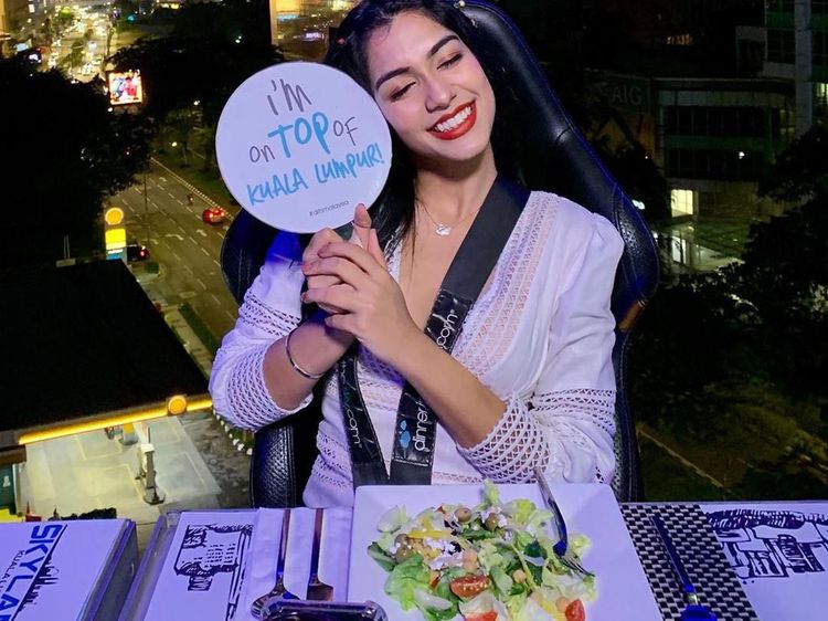 Pesona Shweta Sekhon, Miss Universe Malaysia Saat Ngopi dan Makan Salad