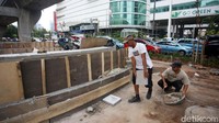 Penataan trotoar di kolong JLNT itu untuk memberikan kenyamanan warga khususnya pejalan kaki.