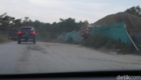 Jalanannya memang tidak banyak lajurnya. Hanya dua arah dengan masing-masing arah punya satu lajur. Tapi cukup lebar untuk ukuran mobil penumpang. Saat bertemu dengan kendaraan berat dari arah berlawanan, ruang lajur juga masih cukup. Foto: Rangga Rahadiansyah