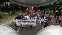 Sejumlah mahasiswa dari berbagai kampus menggelar aksi demonstrasi menuju depan Istana Negara, Jakarta, Selasa (10/12/2019).