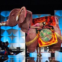 Finalis Miss Universe 2019 asal Laos, Vichitta Phonevilay, memakai kostum nasional yang memberikan efek kejutan pada penampilannya. Dia berjalan di balik busana yang ketika dikembangkan berubah menjadi gajah. Gajah raksasa pun eksis di panggung Miss Universe 2019 di akhir penampilan Vichitta memamerkan kostum nasionalnya. Foto: Facebook Miss Universe