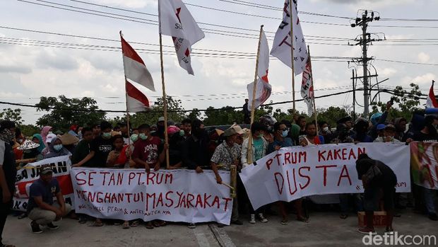 Bunyikan Kentongan Penanda Bau, Warga Demo Tuntut PT RUM Tutup