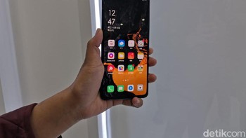 Bagaimana menurut pendapat kamu detikers, ponsel dengan kamera di bawah layar ini? Foto: Aisyah Kamaliah/detikINET  