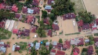 Foto udara memperlihatkan banjir yang menerjang kawasan Nagari Taram, Kecamatan Harau, Kabupaten Lima puluh kota, Sumatera Barat.