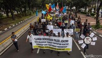 Tampak massa aksi membawa poster bertulisan Manusia Tanpa Kemanusiaan, Menuntut Pemerintah Menyelesaikan Berbagai Pelanggaran HAM dan Berhenti Melanggar Nilai-nilai Kemanusiaan. Massa Aksi juga terlihat membawa sejumlah bendera dari aliansi buruh Kasbi.