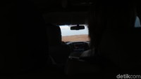 Memasuki padang pasir, mobil mulai bergoyang. Gundukan pasir ditaklukan dengan gerakan lihai.(Bonauli/detikcom)