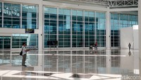 Sistem pencahayaan yang matang disajikan pada bandara baru Syamsudin Noor Banjarmasin ini. Seperti terlihat di gambar. Hampir sebagian besar dindingnya terbuat dari kaca agar bisa mengefisiensi penggunaan listrik untuk penerangan.