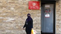 Sebelumnya, Saudi diketahui telah sejak lama mewajibkan restoran maupun kafe di wilayah tersebut untuk menyediakan dua pintu masuk berbeda, satu pintu masuk untuk pria lajang, dan satu lagi pintu masuk untuk wanita dan keluarga.
