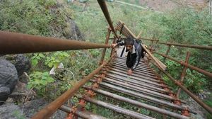 Potret Tangga Langit, Jalan Ngeri ke Desa di Balik Tebing