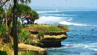 Pantai Batu Hiu terletak di Desa Ciliang, Kecamatan Parigi, Ciamis, Jawa Barat. Jarak menuju pantai ini sekitar 14 km dari Pantai Pangandaran (Faizal Amiruddin/detikcom)